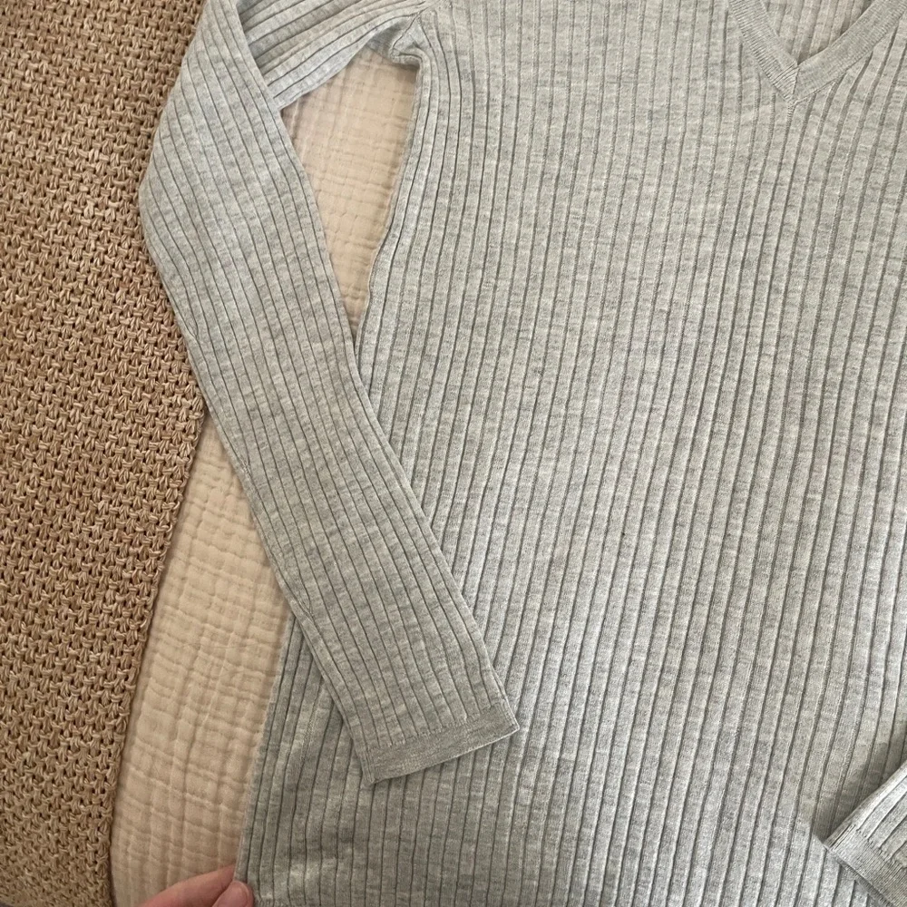 Vince Light Gray Ribbed V-Neck Sweater size small preppy cozy loungewear